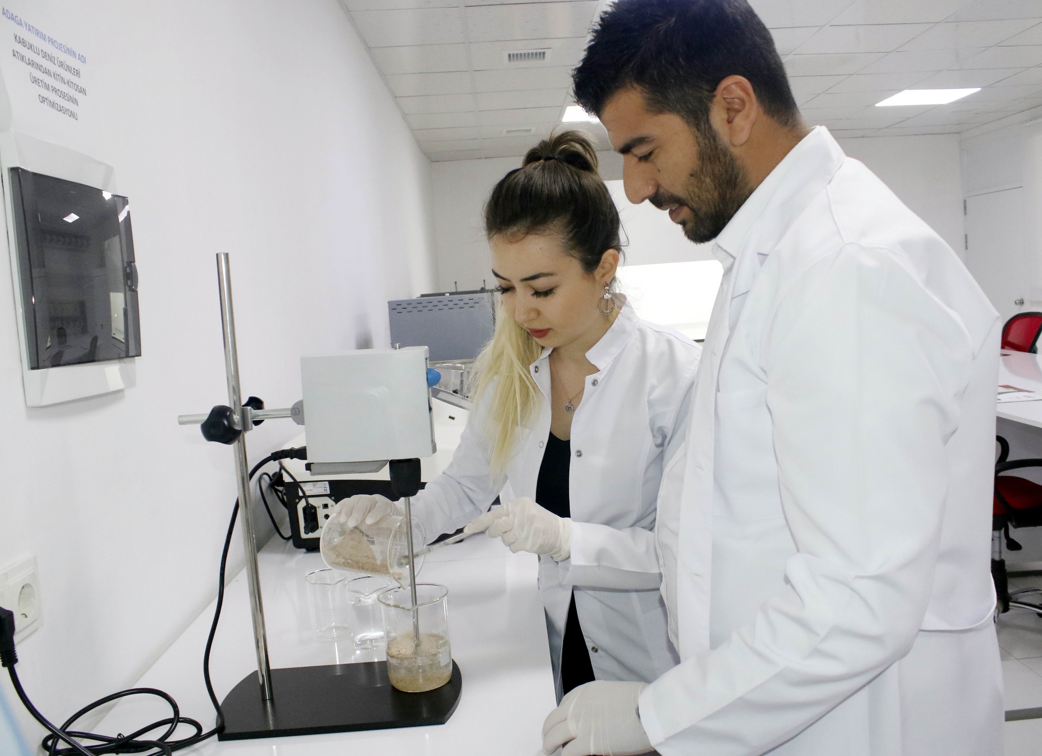 Türk kimyagerler, Mehmetçik için kanı durduran sargı bezi, yaraları iyileştiren jel üretti