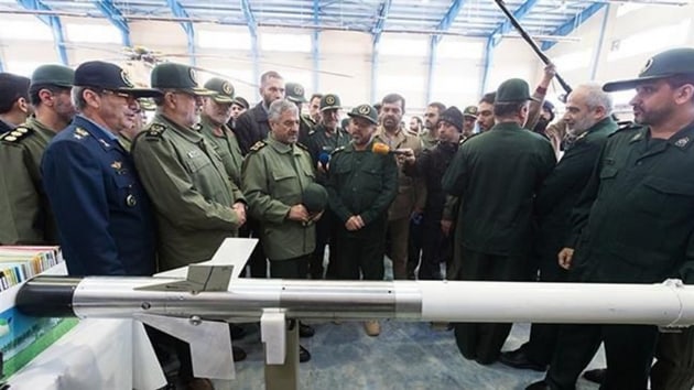 İran, zırh-delici Azarakş Yıldırım füzesini tanıttı!