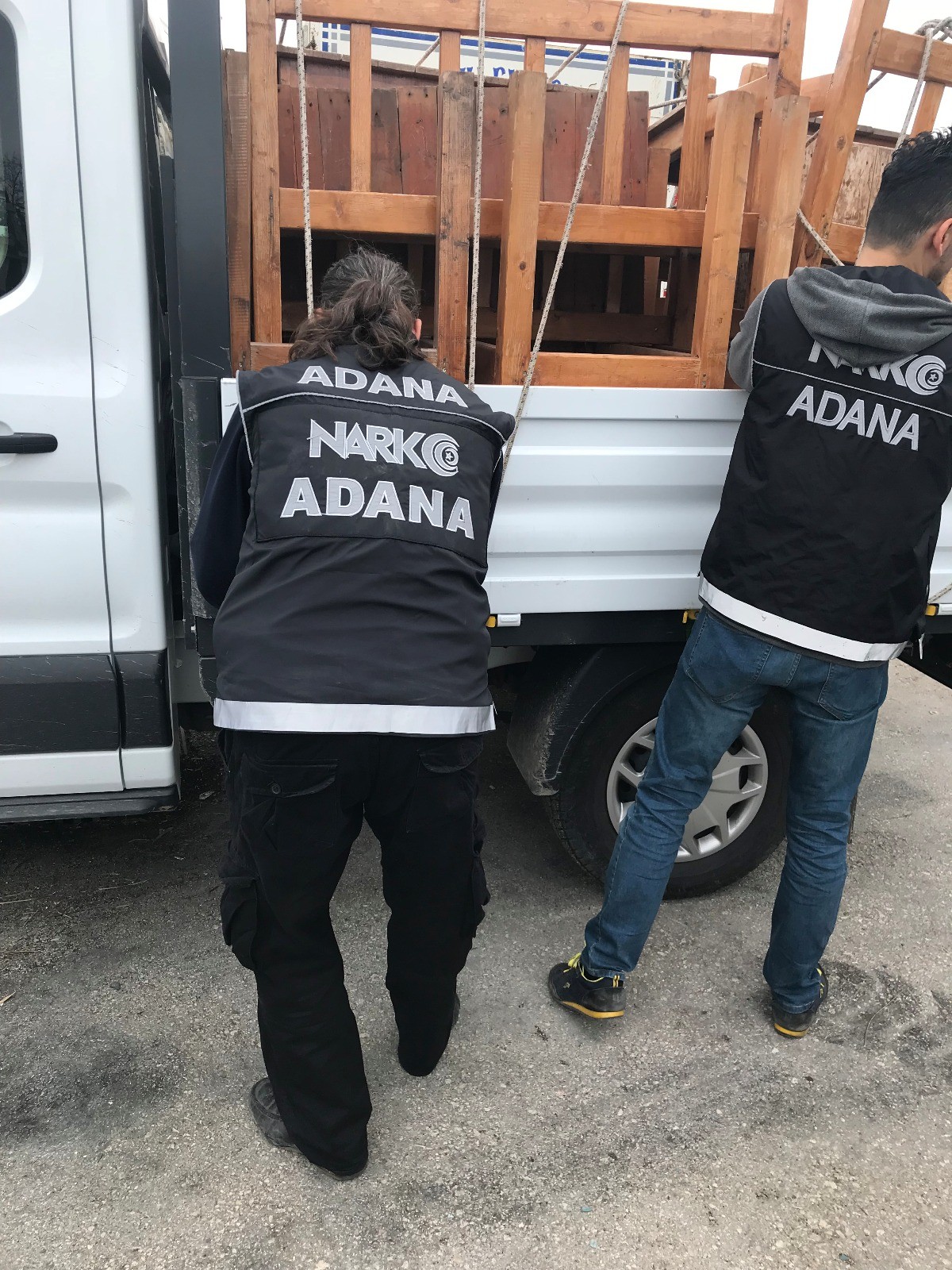 Adana’da görevli adli memur, uyuşturucu kaçakçılığından yakalandı