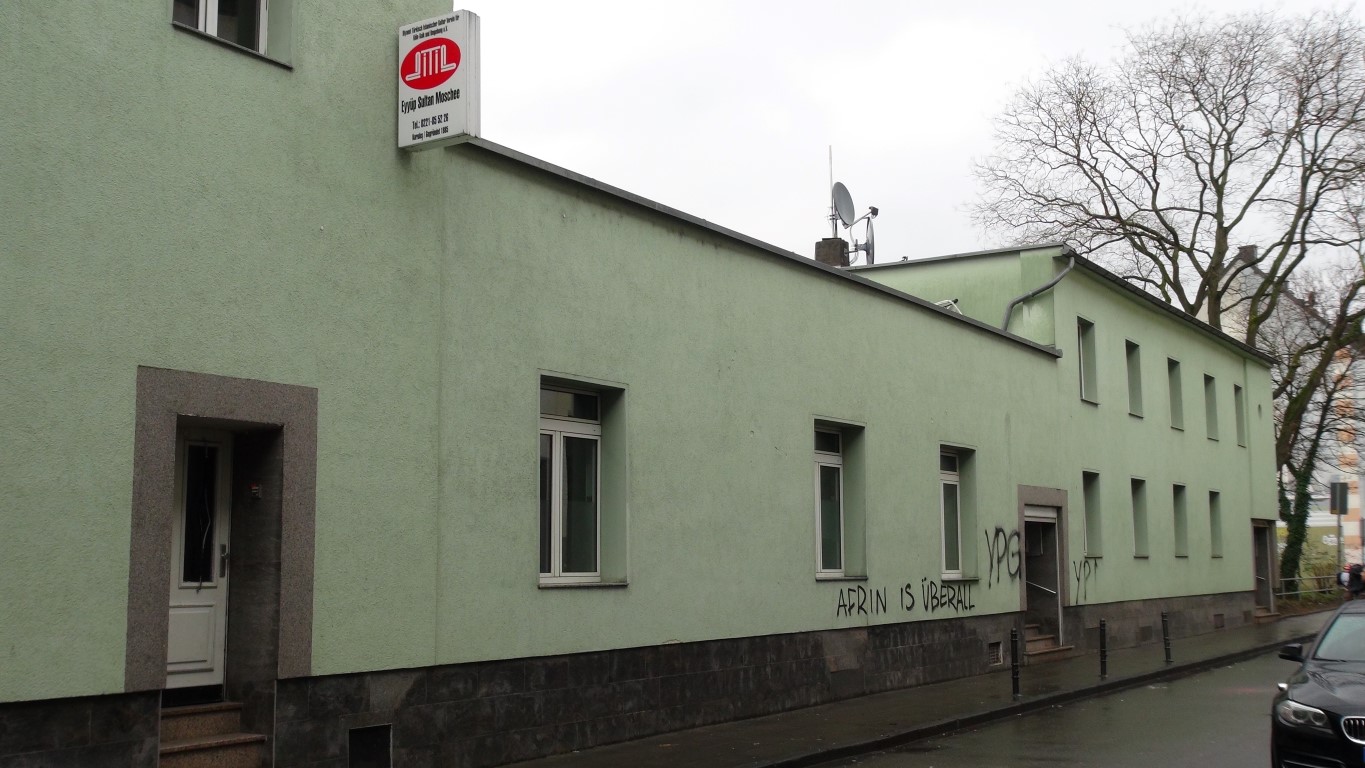 Terör örgütü yandaşları Köln’de camiye Berlin’de restorana saldırdı