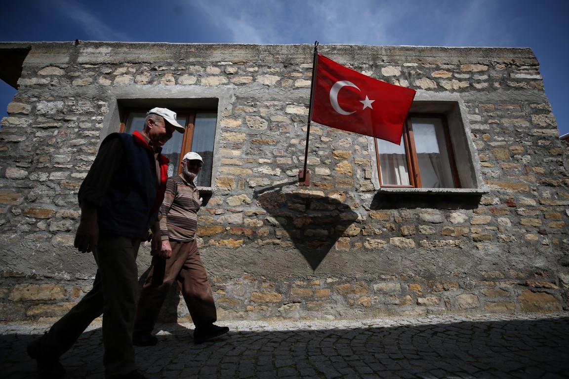 Bu köyde evlerden Türk bayrakları inmiyor