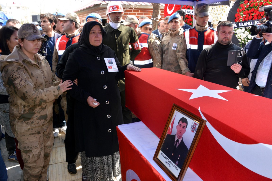 Afrin şehidi Uzman Çavuş Orhan Sürmen’i Kahramanmaraş’ta 10 bin kişi uğurladı