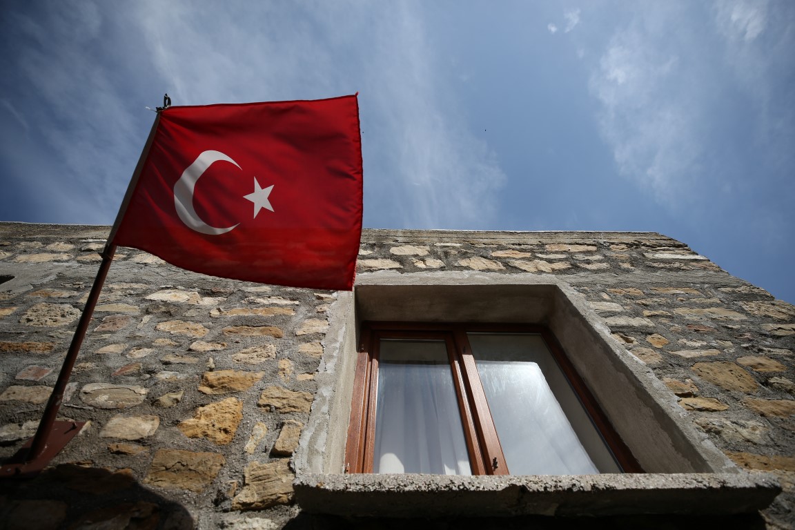 Evlerinden Türk bayrakları inmiyor