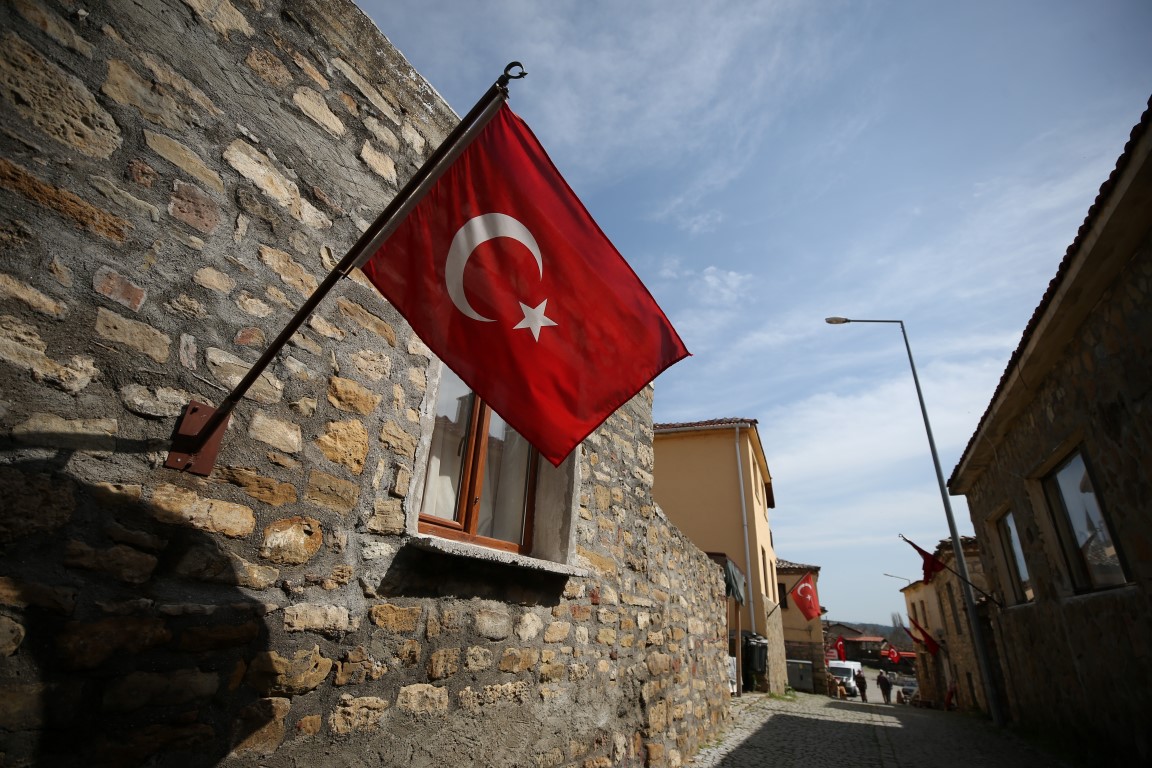 Evlerinden Türk bayrakları inmiyor