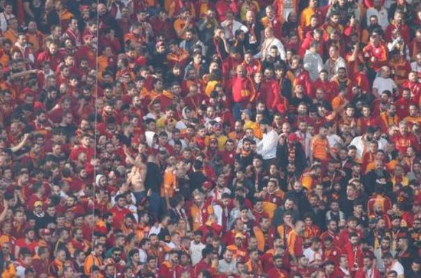 Tribün şovu yarım kaldı, Galatasaray taraftarı dalga geçti