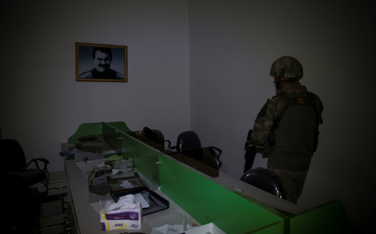 Mehmetçik Afrin’de terör örgütünün karargahını buldu! İşte içinden çıkanlar...