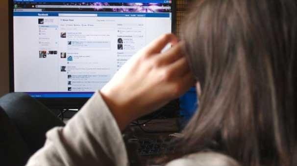 Facebook’ta tuzaklarına düşürdükleri engelli kızı istismar ettiler
