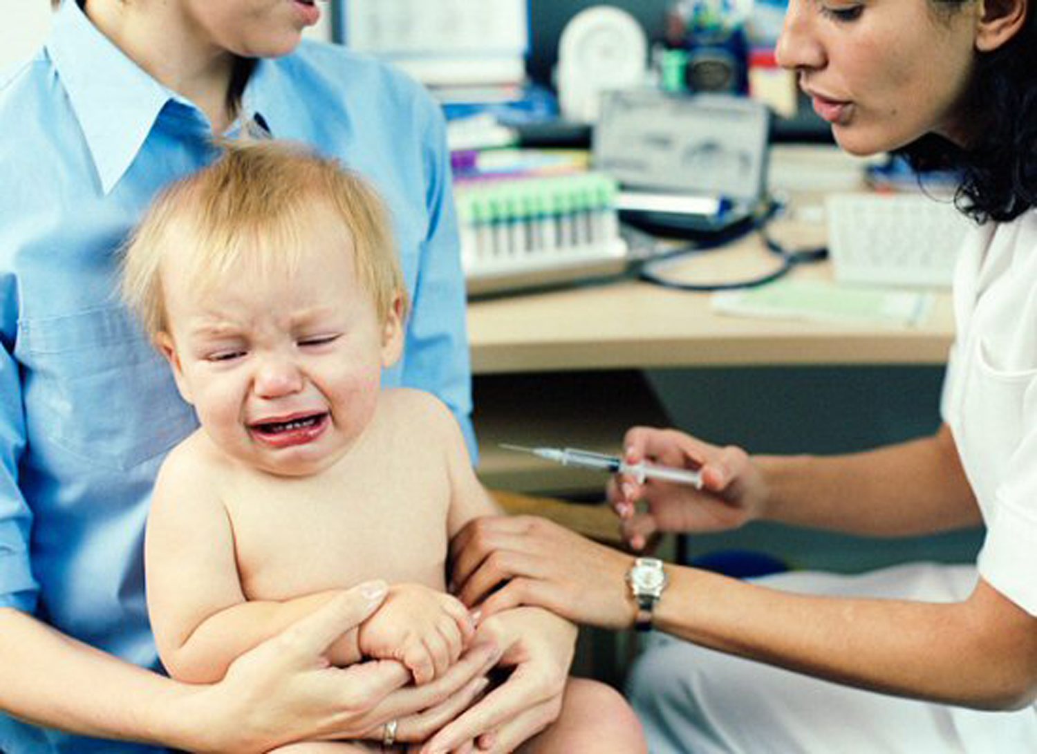Капризничает после прививки. Прививка детям. Дети боятся уколов. Уколы детям.