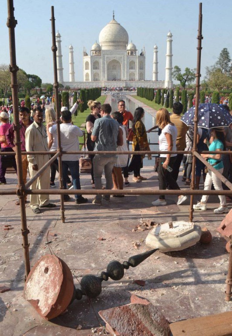 Tac Mahal’in minareleri devrildi