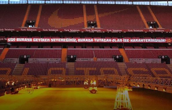 Galatasaray taraftarından Arda Turan için özel pankart!