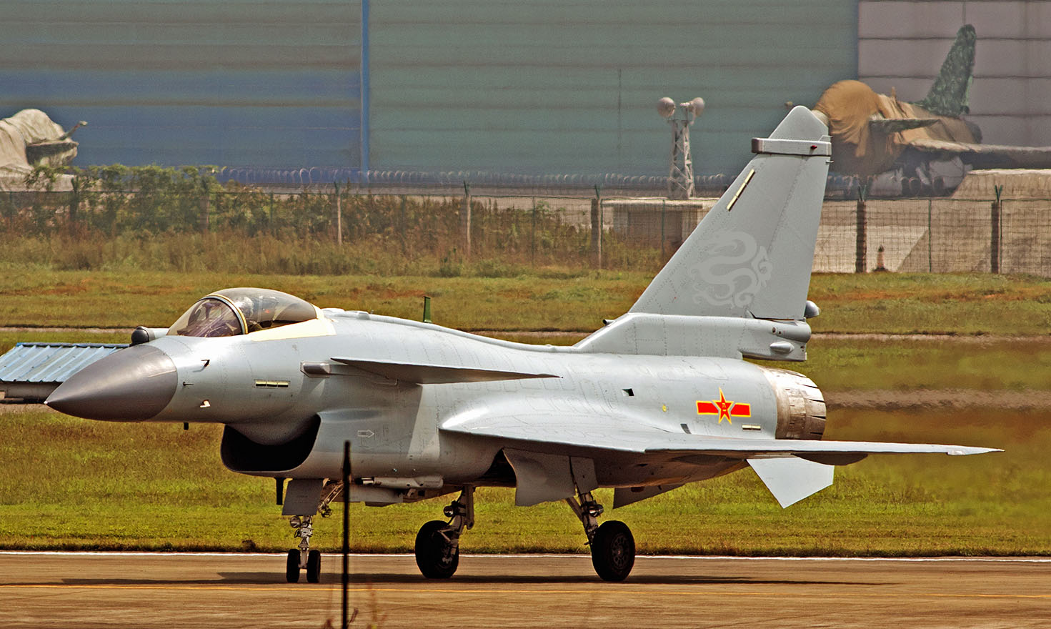 Çin’in yeni savaş uçağı J-10C göreve başladı