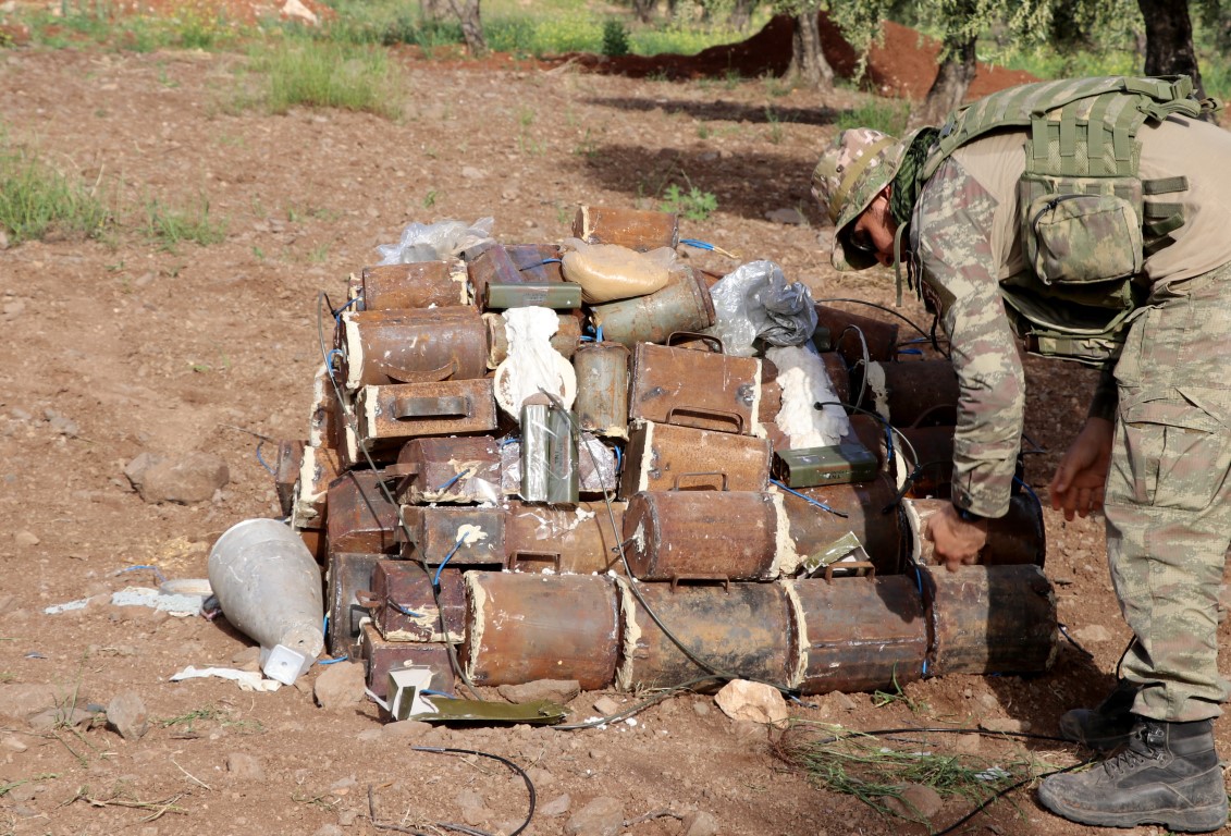 TSK Afrin’de evlere tuzaklanan bombaları imha etti