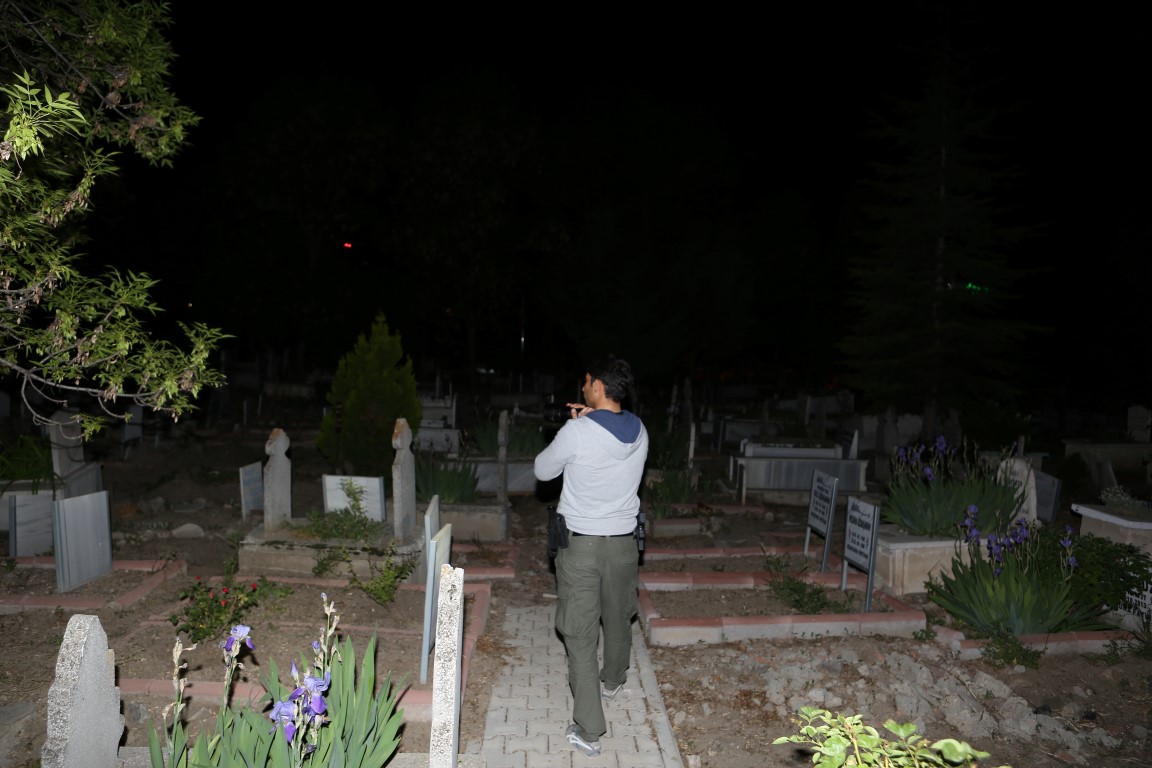 Mezarlıkta ağlayan esrarengiz kızın bulunduğu iddası ortalığı karıştırdı