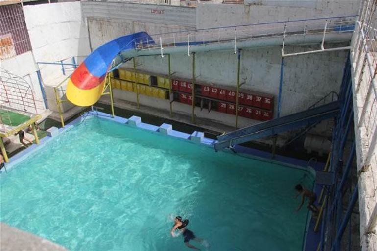 Adana’da şaşırtan operasyon! Bakkalı eczaneye, bilardo salonunu yüzme havuzuna çevirmişler