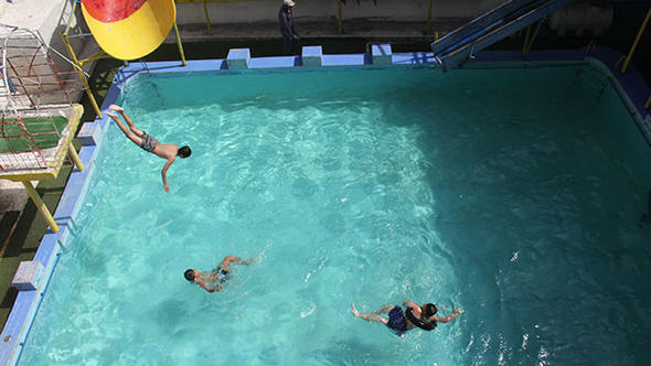 Adana’da şaşırtan operasyon! Bakkalı eczaneye, bilardo salonunu yüzme havuzuna çevirmişler