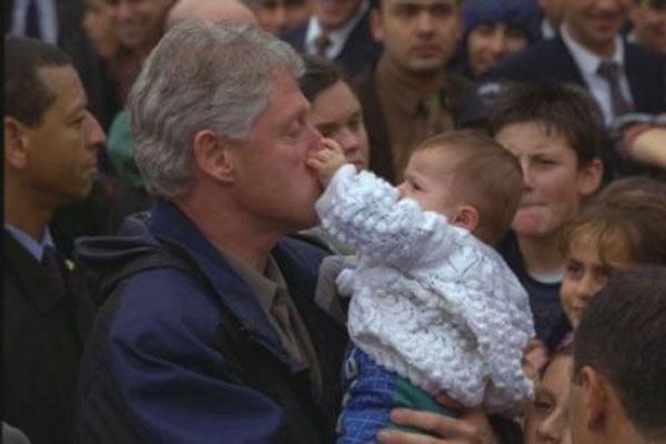 Clinton’ın burnunu sıkan çocuk yıllar sonra ortaya çıktı!