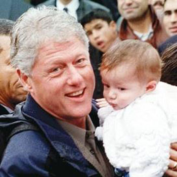 Clinton’ın burnunu sıkan çocuk yıllar sonra ortaya çıktı!