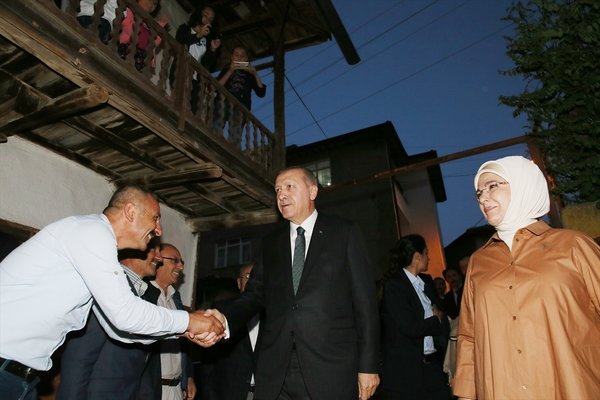 Cumhurbaşkanı Erdoğan iftarda Sargın ailesine konuk oldu