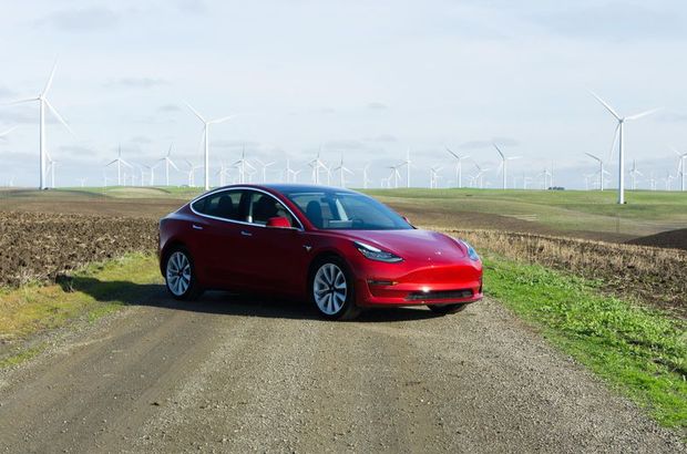 Tesla yeni Model 3 ve dört çeker aracını duyurdu