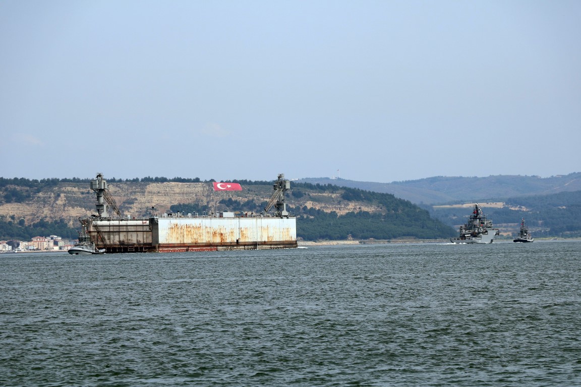 Deniz Kuvvetleri Komutanlığı’nın askeri yüzer havuzu boğazdan geçirildi