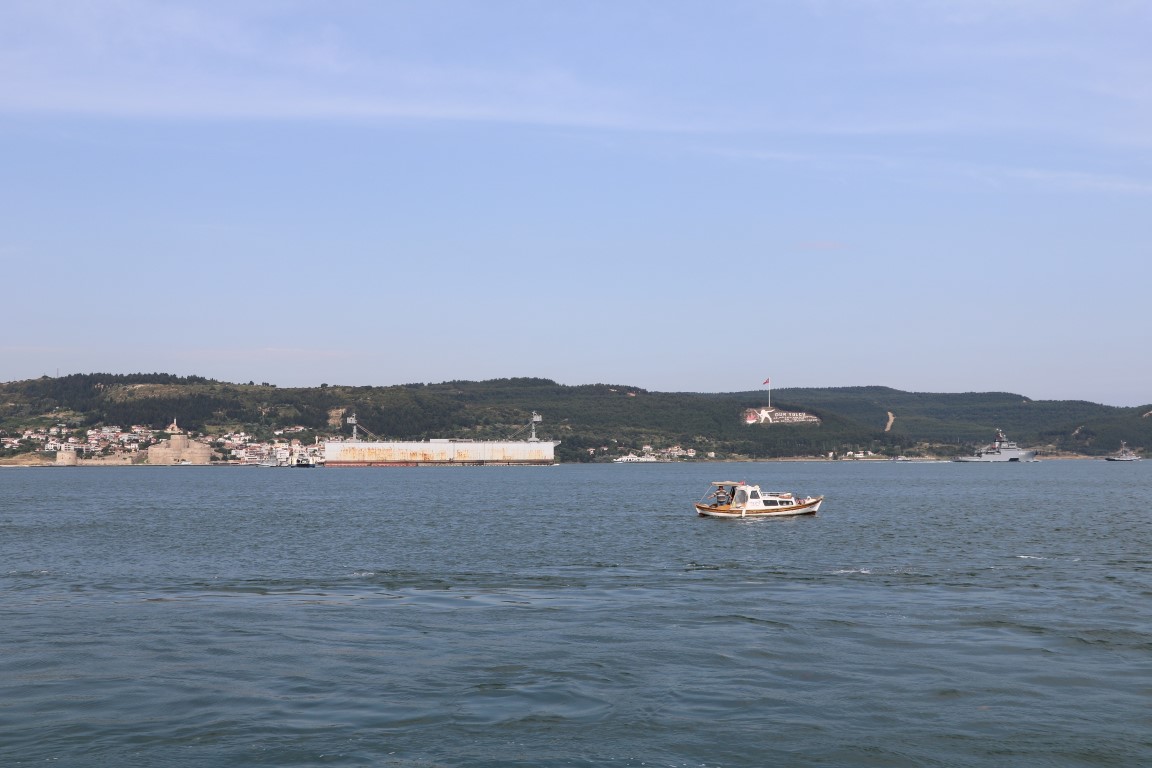 Deniz Kuvvetleri Komutanlığı’nın askeri yüzer havuzu boğazdan geçirildi