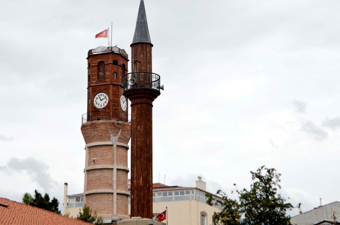 Tahta minareli 600 yıllık cami zamana meydan okuyor