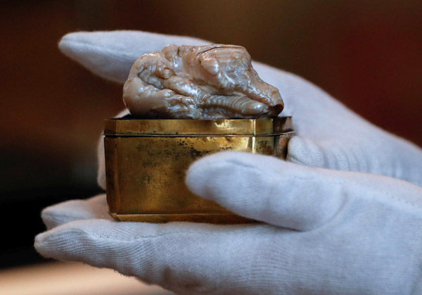 Uyuyan Aslan isimli ’garip şekilli’ inci, 320 bin sterline alıcı buldu