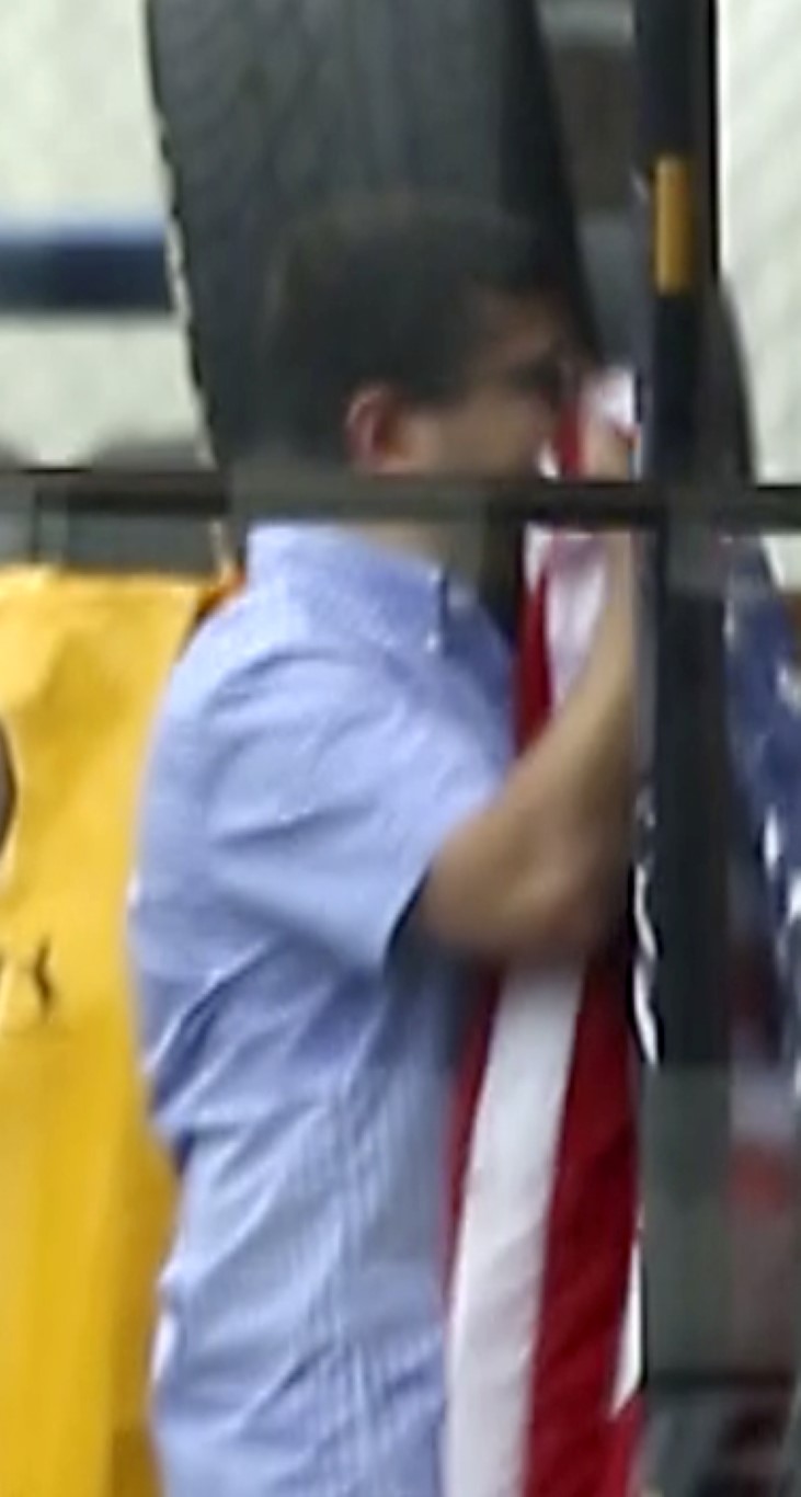 Adil Öksüz’ün kayınbiraderi Amerikan bayrağını öperken görüntülendi
