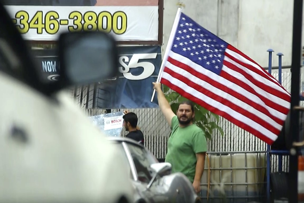 Adil Öksüz’ün kayınbiraderi Amerikan bayrağını öperken görüntülendi