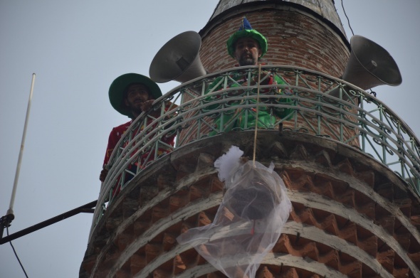 Minareye çıkıp bunu yaptılar! 700 yıllık gelenek