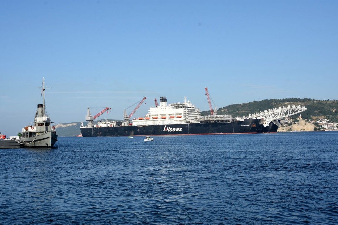 Dünyanın en büyük inşaat gemisi Çanakkale Boğazı’ndan geçti
