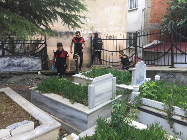 İstanbul’da mezarlıkta polisi şoke eden görüntü! Mezar taşını kaldırınca...
