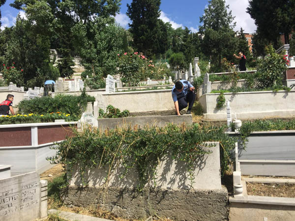 İstanbul’da mezarlıkta polisi şoke eden görüntü! Mezar taşını kaldırınca...