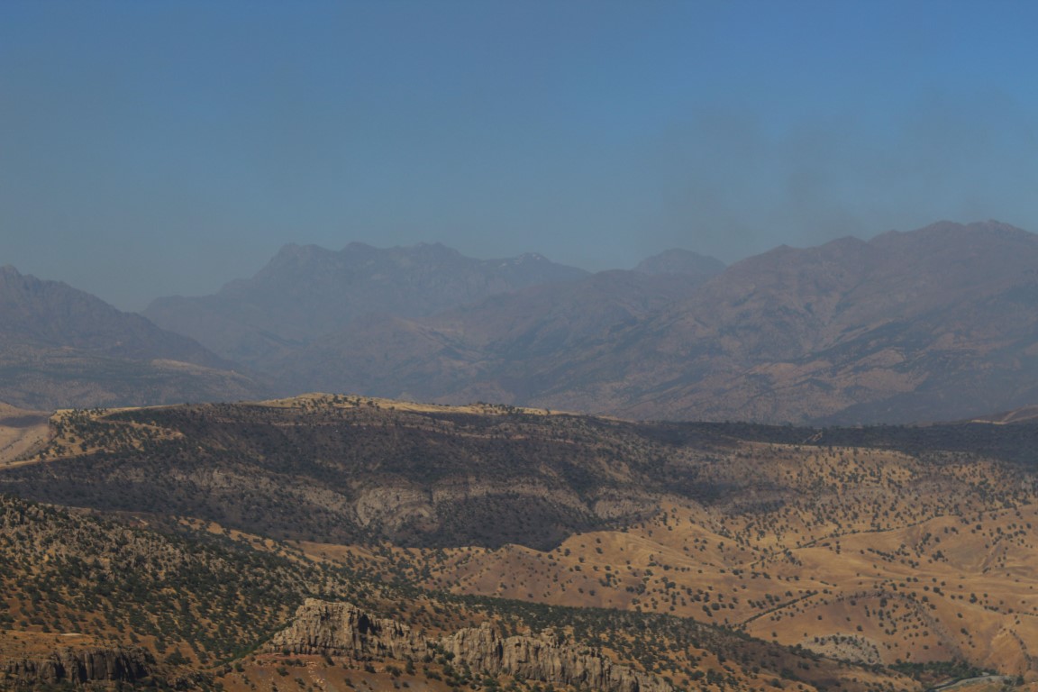 Kandil’den kaçan teröristler ağaçlık alanları ateşe verdi