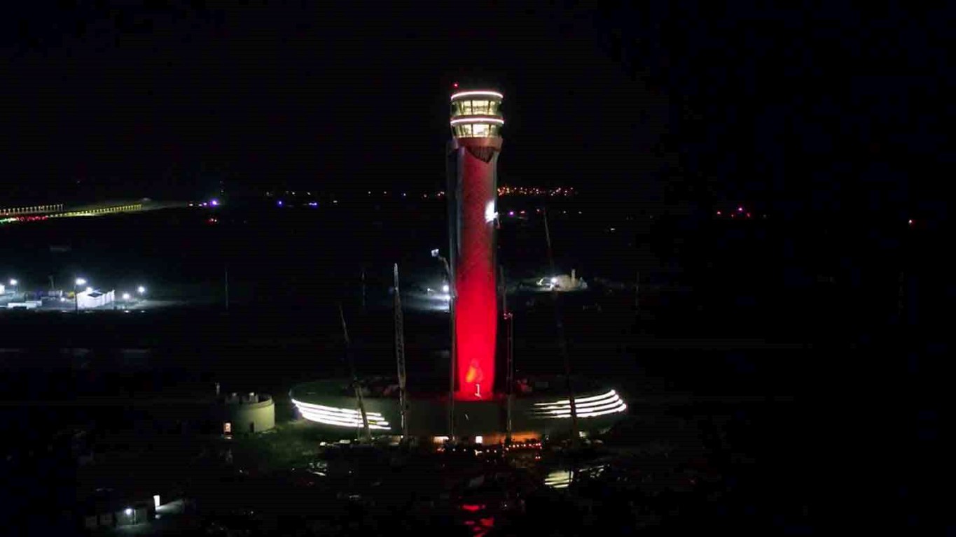 İstanbul Yeni Havalimanı’nda kule Türk Bayrağı renklerine büründü