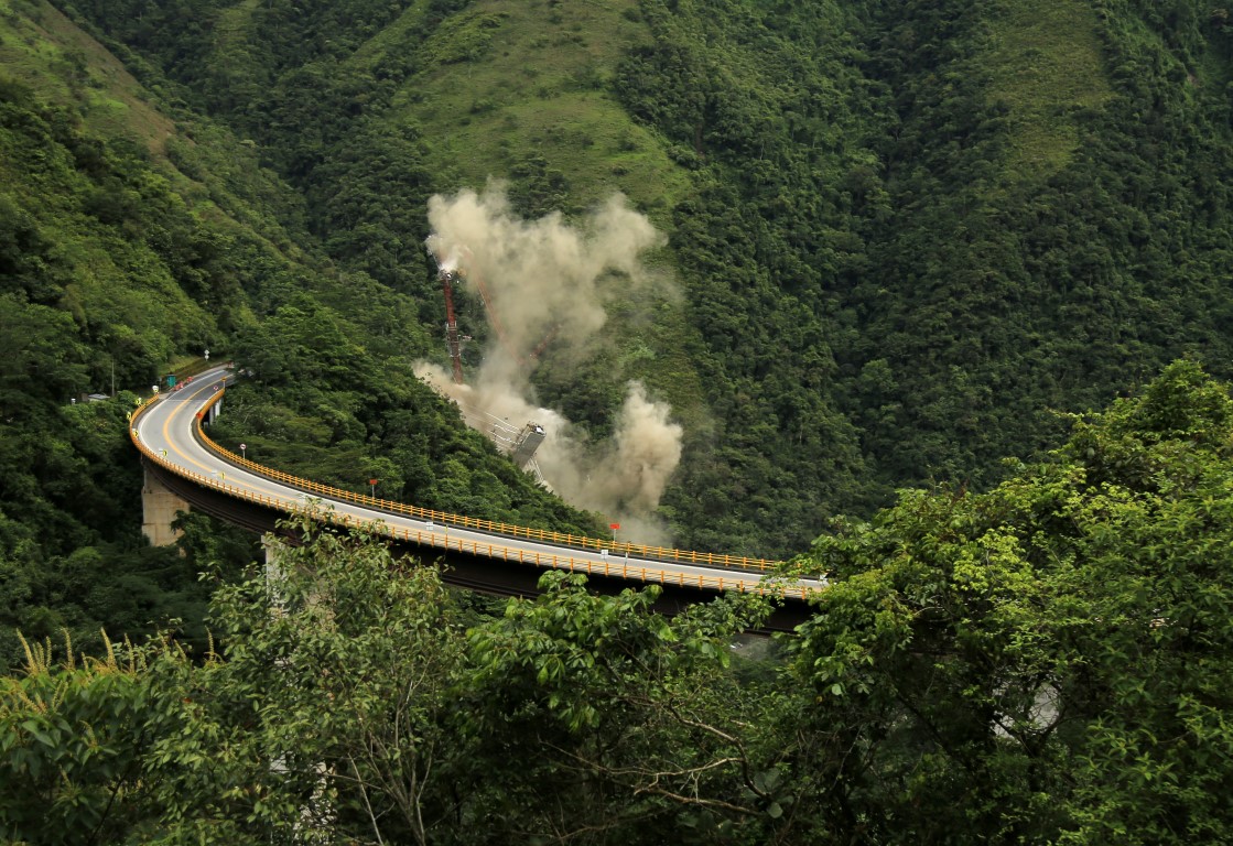 Kolombiya’da 9 işçinin öldüğü köprü inşaatı patlayıcılarla yıkıldı