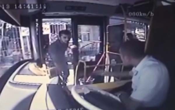 Otobüs şoförüne döner bıçağıyla saldırdı
