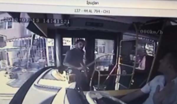 Otobüs şoförüne döner bıçağıyla saldırdı