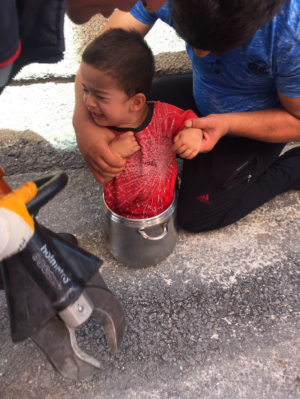 2 yaşındaki Ahmet Muhammed, düdüklü tencereye sıkıştı