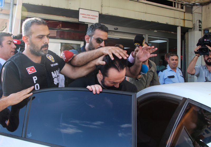 Adnan Oktar nezarethanede görüntülendi .