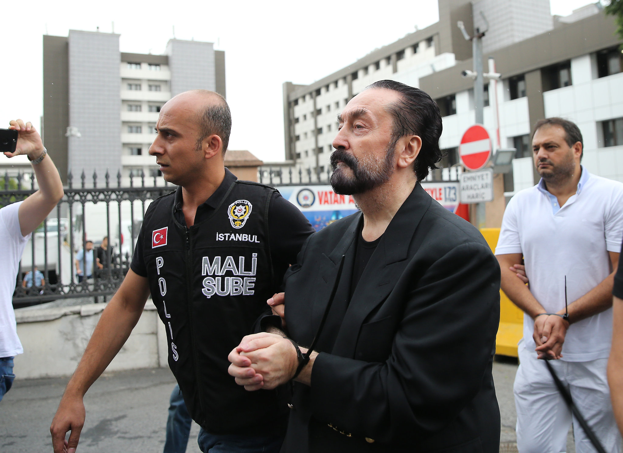 Adnan Oktar’ın yeni bir skandalı ortaya çıktı