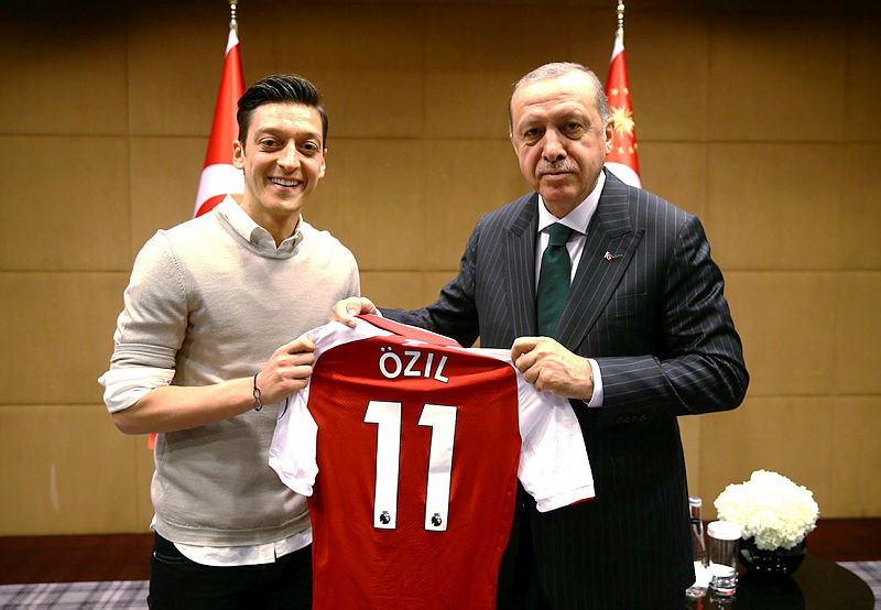 Rus asıllı Alman Uzman: Asıl hedef Mesut Özil değil Recep Tayyip Erdoğan