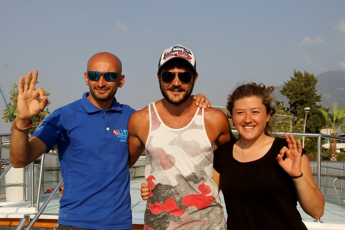 Ünlü oyuncu Burak Sevinç, Fethiye’de deniz dibine kamp kurdu
