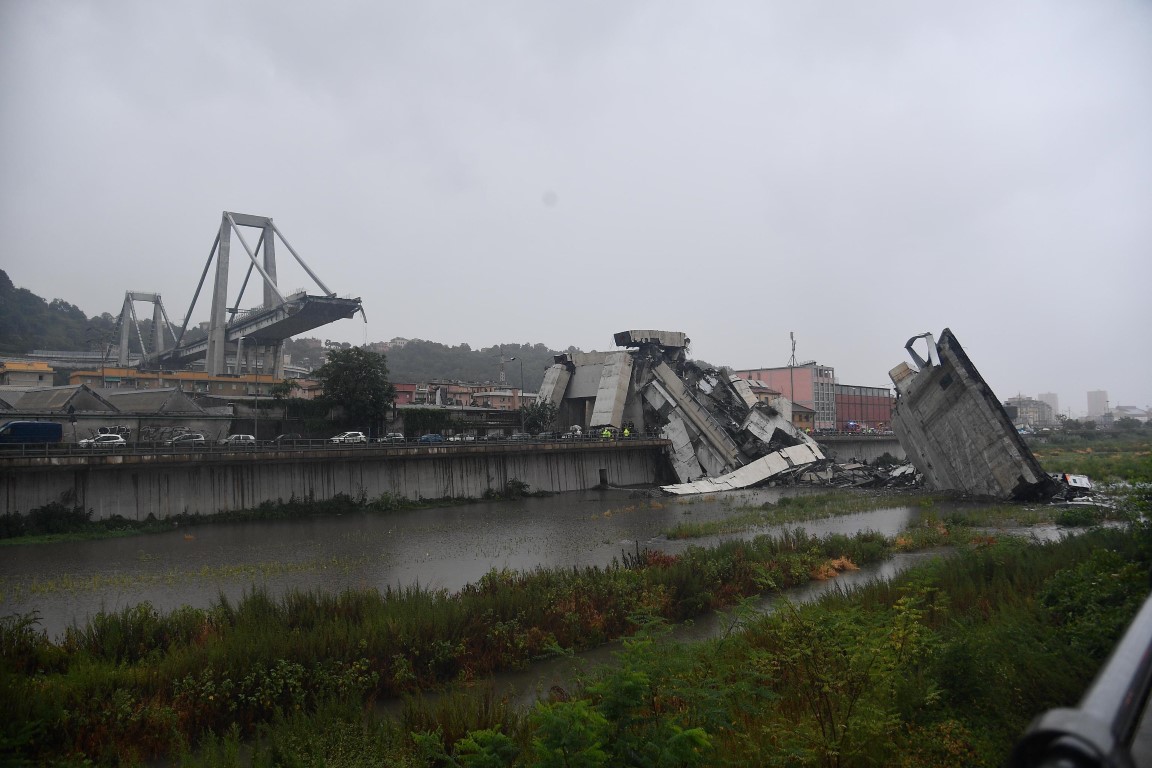 İtalya’da köprü çöktü
