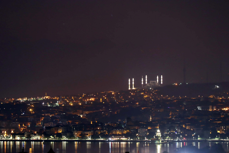 İstanbul’da bir ilk yaşandı! Çamlıca Camii’nin minareleri aydınlatıldı