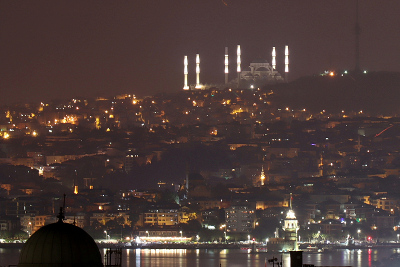 İstanbul’da bir ilk yaşandı! Çamlıca Camii’nin minareleri aydınlatıldı