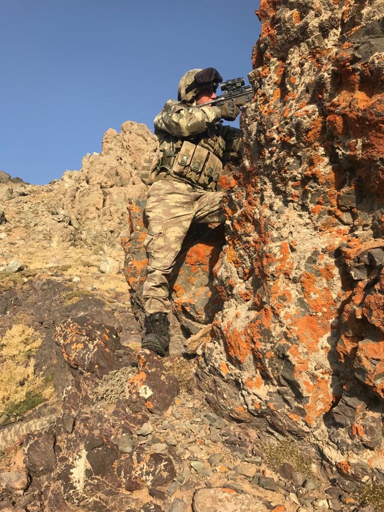 Komandolar teröristlerin inlerine girdi