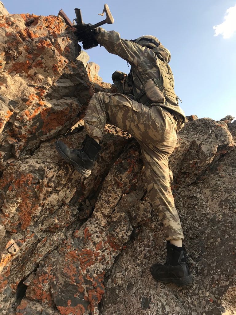 Komandolar teröristlerin inlerine girdi