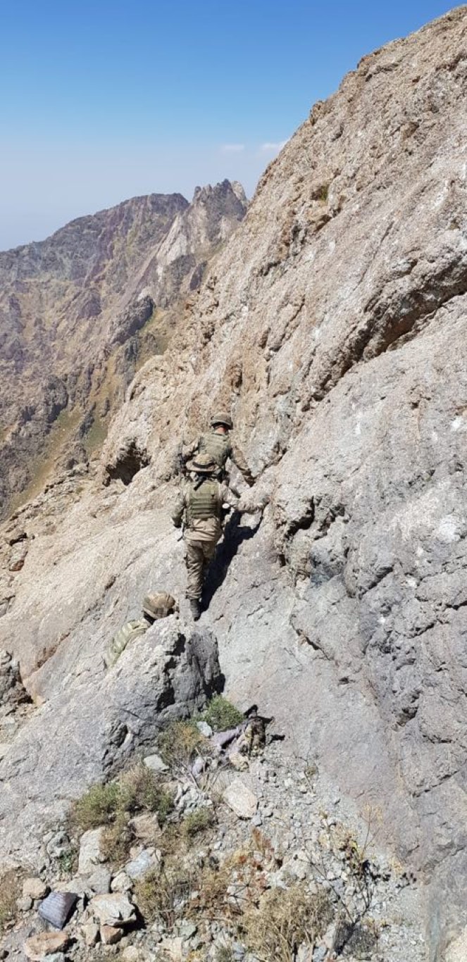 Komandolar teröristlerin inlerine girdi