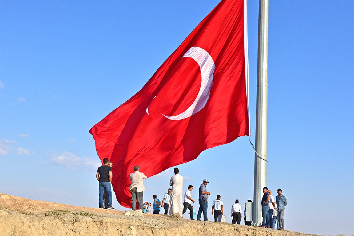 Suriye sınırına dev Türk bayrağı